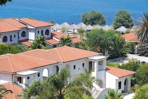A coastal property with multiple buildings, red-tiled roofs, and a view of the sea. - Villaggio Torre Ruffa Robinson (Ricadi)