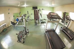 A gym with treadmills, weight machines, and a bench. - Harbor Self Cidade Verde (Maringá)