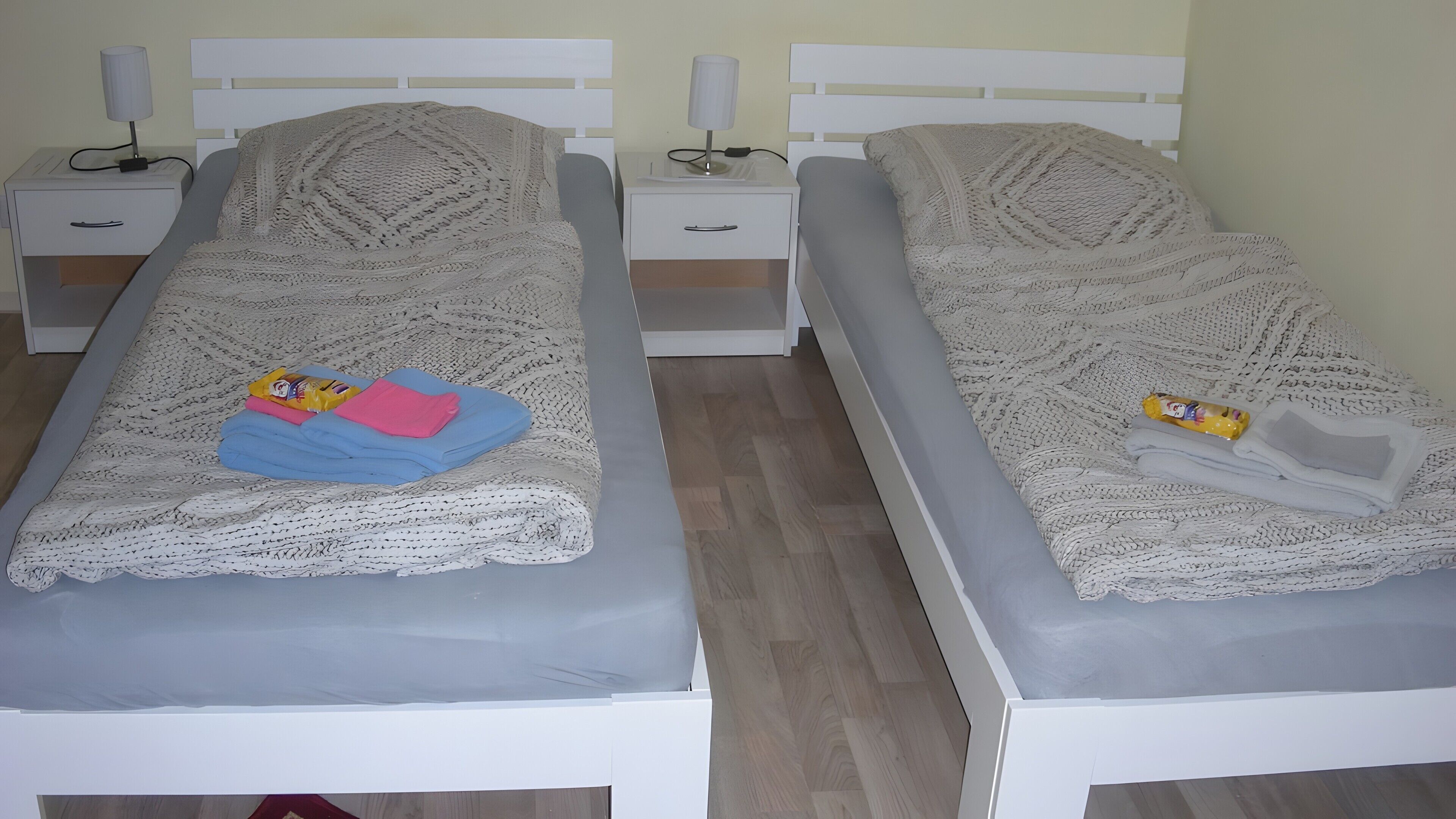 WiFi, bed sheets