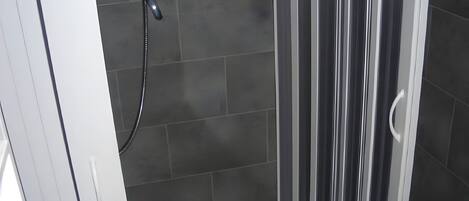 Douche, serviettes fournies
