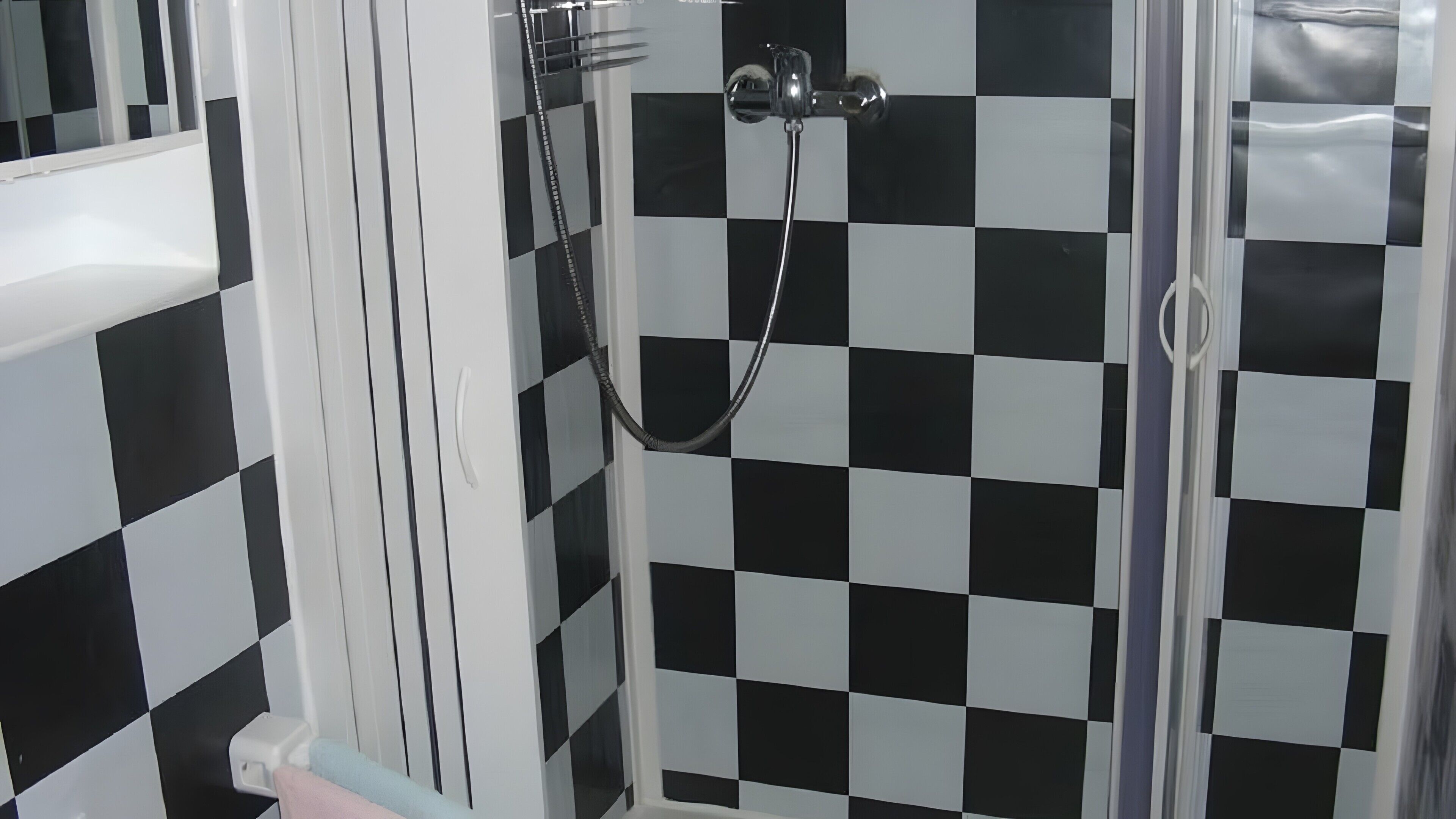 Een douche, handdoeken