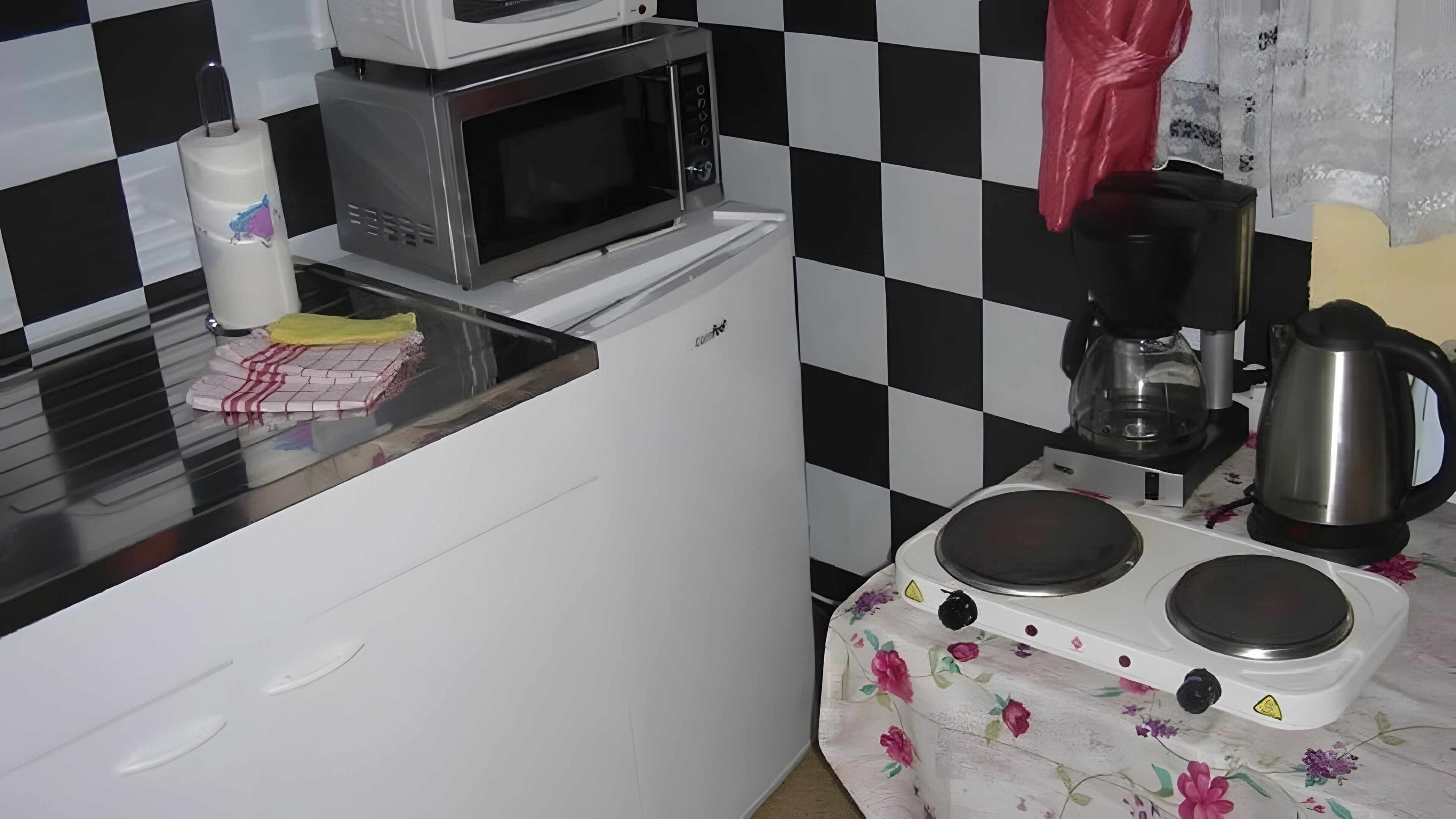 Geladeira, micro-ondas, fogão, cooktop