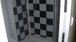 Una ducha con un estampado a cuadros blanco y negro.