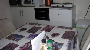 Kühlschrank, Mikrowelle, Ofen, Herdplatte