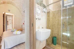 A bathroom with a sink, a glass shower enclosure, a towel rack with towels, and a toilet. - Villa Santa Lucia by Perle di Puglia (Ostuni)