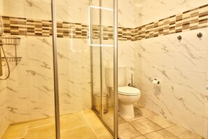 Shower, hair dryer, towels - Villa 'Amadeus' with Private Pool, Wi-Fi and Air Conditioning (Moncarapacho)