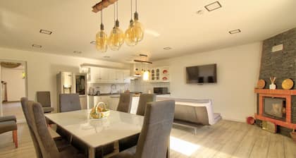 Villa 'Amadeus' with Private Pool, Wi-Fi and Air Conditioning