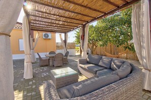Outdoor dining - Villa 'Amadeus' with Private Pool, Wi-Fi and Air Conditioning (Moncarapacho)