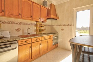 KĂŒhlschrank, Mikrowelle, Ofen, Herdplatte