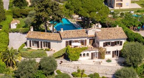 A large villa with a swimming pool, stone pathways, and lush greenery. - Mas du Soleil  | 20m Pool & Sea View (Tourrettes-sur-Loup)