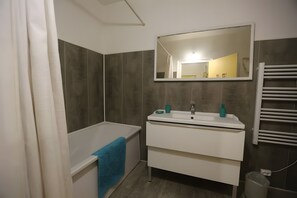 Dusche, Haartrockner, Handtücher