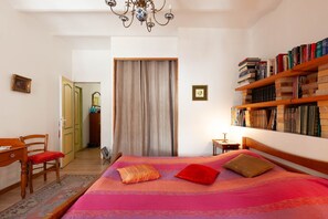 WiFi, bed sheets - Les Citronniers - Bibliothèque Guest Room with Shared Terrace, Wi-Fi & Air Conditioning (Marseille)
