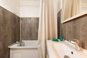 Shower, hair dryer, towels - Les Citronniers - Bibliothèque Guest Room with Shared Terrace, Wi-Fi & Air Conditioning (Marseille)
