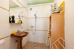 Shower, hair dryer, towels - Guest Room “Les Citronniers - Tahiti” with Shared Terrace, Wi-Fi & Air Conditioning (Marseille)
