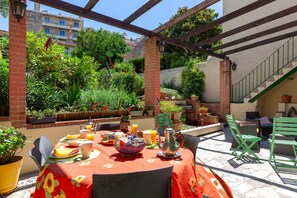 Outdoor dining - Guest Room "Les Citronniers - Chapeaux" with Shared Terrace, Wi-Fi, and Air Conditioning (Marseille)