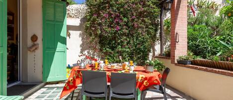 Outdoor dining