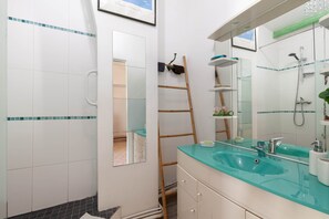 Shower, hair dryer, towels - Guest Room "Les Citronniers - Chapeaux" with Shared Terrace, Wi-Fi, and Air Conditioning (Marseille)