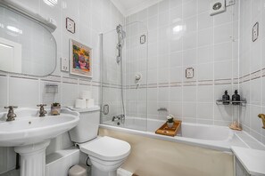Bathroom - Paddington and Bayswater Prime Central 2 bed Apartment near Hyde park (London)