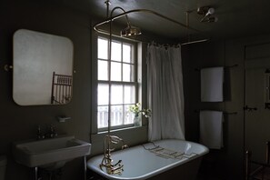 Sèche-cheveux, serviettes fournies, savon, papier toilette