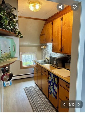 Private kitchen - Ride, sleep, repeat! Cozy, 2 bedroom apartment near Jerico Mountain trails! (Berlin)
