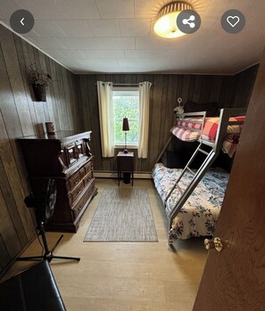 Iron/ironing board, WiFi, bed sheets - Ride, sleep, repeat! Cozy, 2 bedroom apartment near Jerico Mountain trails! (Berlin)