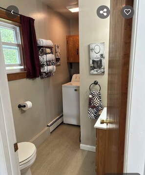 Hair dryer, towels, soap, toilet paper - Ride, sleep, repeat! Cozy, 2 bedroom apartment near Jerico Mountain trails! (Berlin)