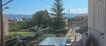 Charming Apartment with Ocean and Garden Views, 1km from the beach in Greece