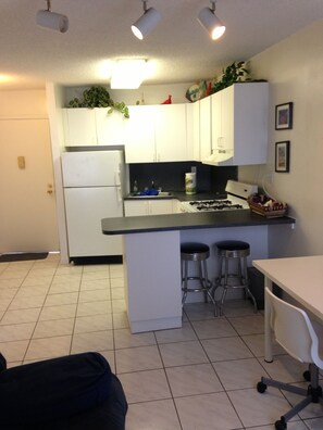 Private kitchen - Cozy 1-bedroom apartment in Heart of SOBE with AC (Miami Beach)