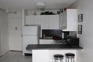 Private kitchen - Cozy 1-bedroom apartment in Heart of SOBE with AC (Miami Beach)