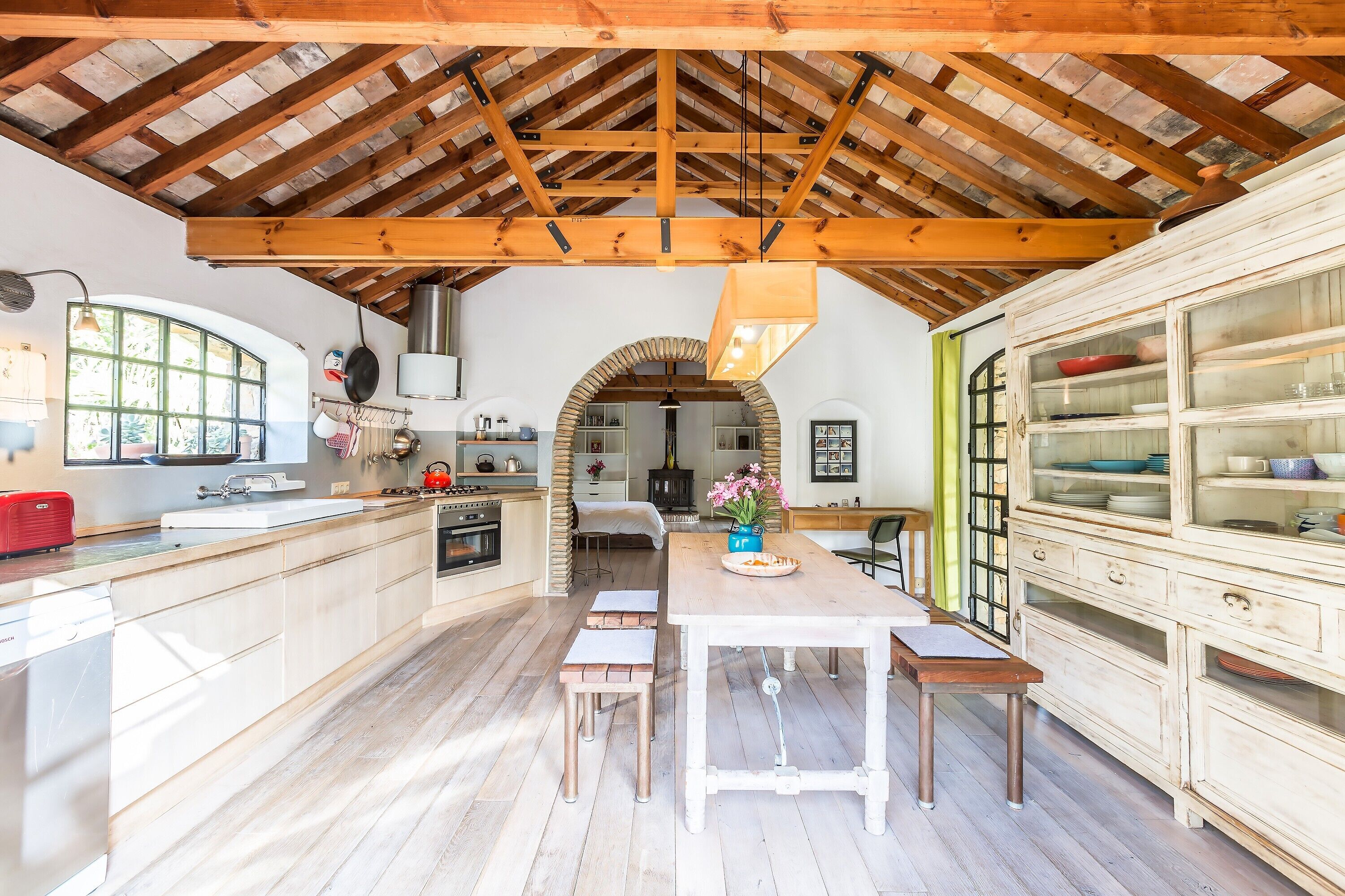 Frigorífico, horno, placa de cocina y lavavajillas