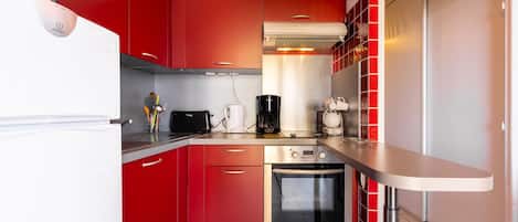 Fridge, microwave, coffee/tea maker, electric kettle