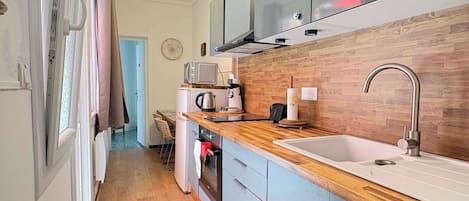 Een koelkast, een magnetron, een oven, een kookplaat