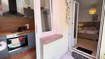 Iron/ironing board, WiFi, bed sheets