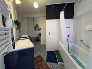 Shower, hair dryer, towels - Cozy Cocoon  Thermal Baths & Mountains (Lamalou-les-Bains)