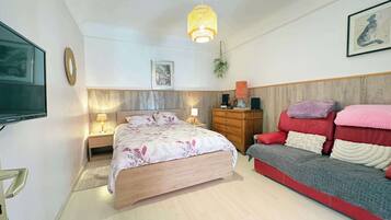 Iron/ironing board, WiFi, bed sheets