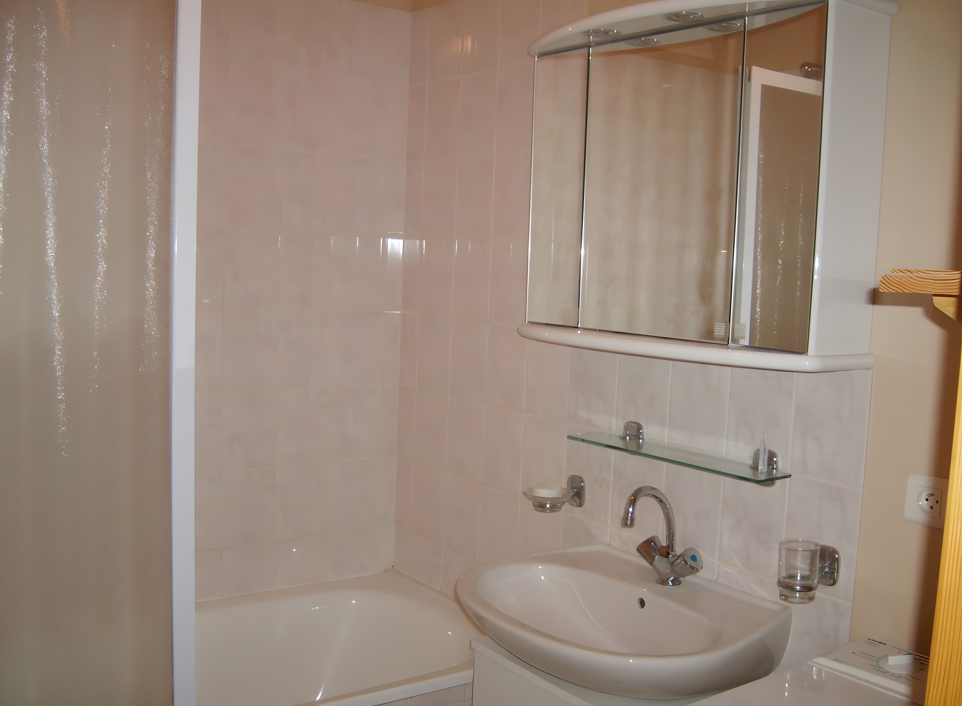 Douche, sèche-cheveux, serviettes fournies