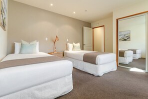 Desk, WiFi, bed sheets - The Kelvin Terrace | Winter Sun and Lake View (Queenstown)