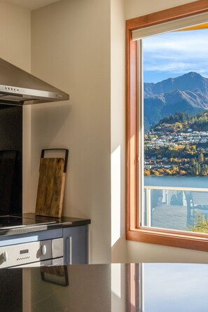 Fridge, microwave, oven, stovetop - The Kelvin Terrace | Winter Sun and Lake View (Queenstown)