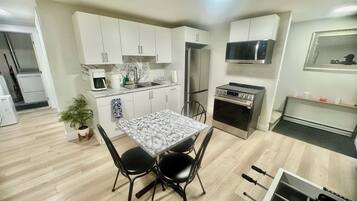 House, 1 Bedroom | Dining room
