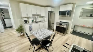 House, 1 Bedroom | Dining room