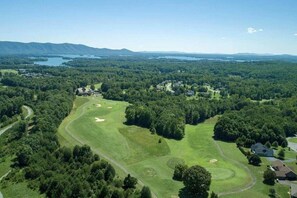 Ilmakuva golfkentästä, jonka yhteydessä on järvi. Kentän ympärillä on tiheää metsää ja asuinalueita.