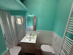Dutxa, assecador de cabells, bidet i tovalloles 