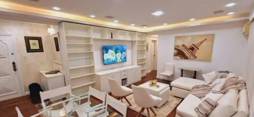 Luxury and comfort in Rio, including Maracanã, Sambadrome, UERJ (State University of Rio de Janeiro), Zoo, and Tijuca Forest. Pet-friendly.