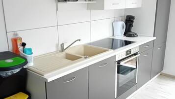 Een koelkast, een magnetron, een oven, een kookplaat