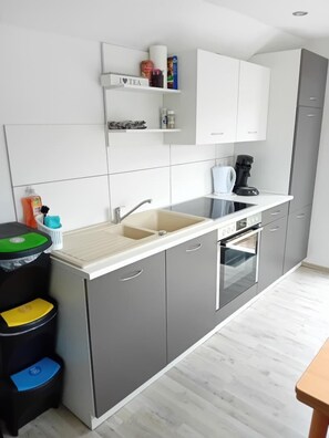 Kühlschrank, Mikrowelle, Ofen, Herdplatte