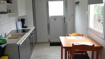 Een koelkast, een magnetron, een oven, een kookplaat