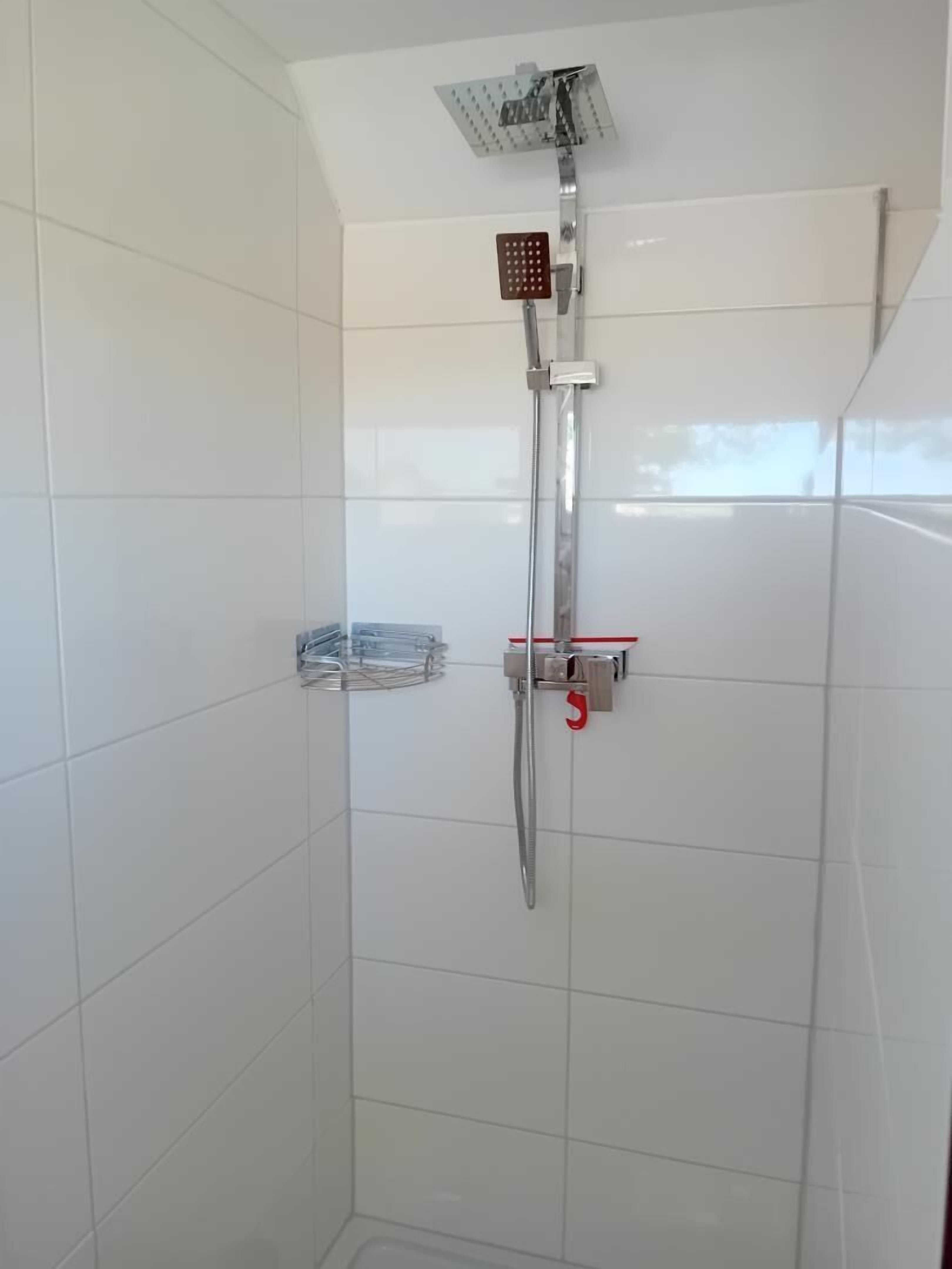 Een douche, handdoeken