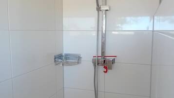 Een douche, handdoeken