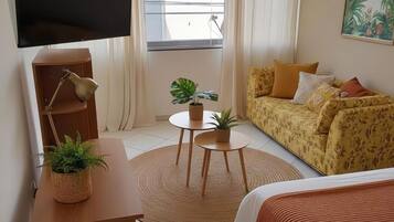 Tabla de planchar con plancha y ropa de cama