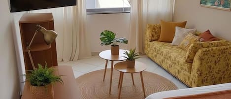 Iron/ironing board, bed sheets